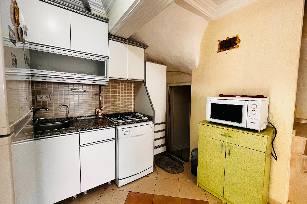 Yeni Foça Petra Koyu'nda Deniz Manzaralı Kiralık 3+1 Villa