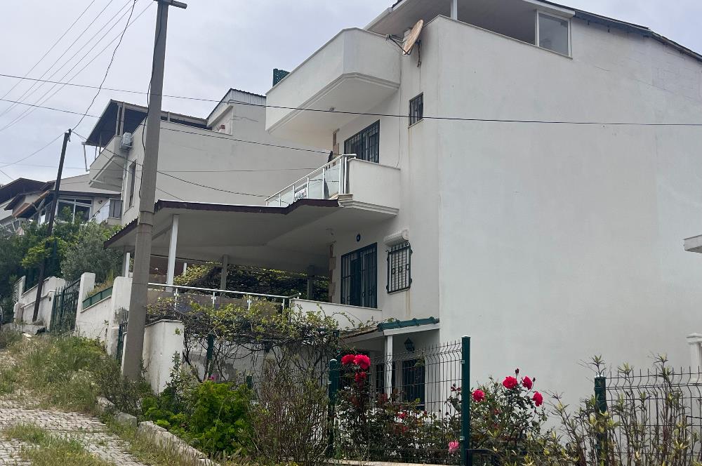 Yeni Foça Petra Koyu'nda Deniz Manzaralı Kiralık 3+1 Villa
