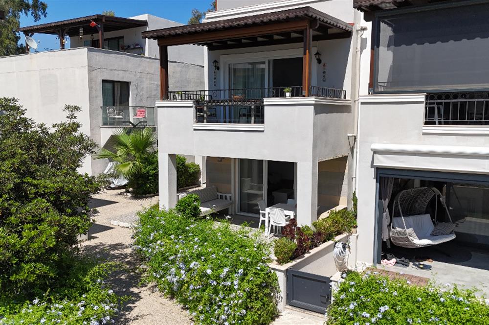 Denize Sıfır Havuzlu Site İçinde Kum Plaj Kullanımlı Kiralık Deniz Manzaralı Bahçe Katı Eşyalı Daire