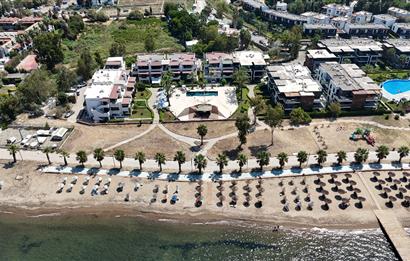 Denize Sıfır Havuzlu Site İçinde Kum Plaj Kullanımlı Kiralık Deniz Manzaralı Bahçe Katı Eşyalı Daire