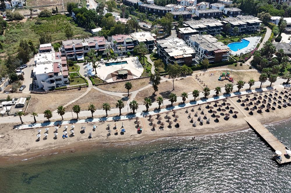 Denize Sıfır Havuzlu Site İçinde Kum Plaj Kullanımlı Kiralık Deniz Manzaralı Bahçe Katı Eşyalı Daire