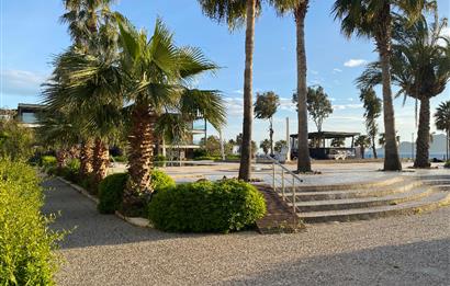 Denize Sıfır Havuzlu Site İçinde Kum Plaj Kullanımlı Kiralık Deniz Manzaralı Bahçe Katı Eşyalı Daire