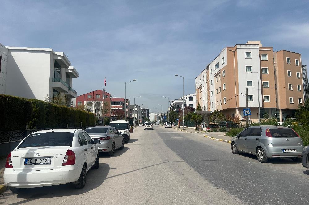 PLEVNE MAH ÖĞRETMEN EVİ KARŞISI SATILIK ARA KAT EŞYALI 1+1 DAİRE