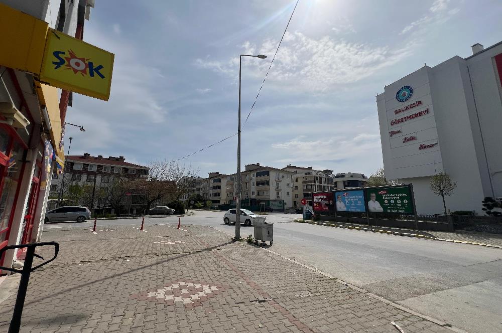 PLEVNE MAH ÖĞRETMEN EVİ KARŞISI SATILIK ARA KAT EŞYALI 1+1 DAİRE