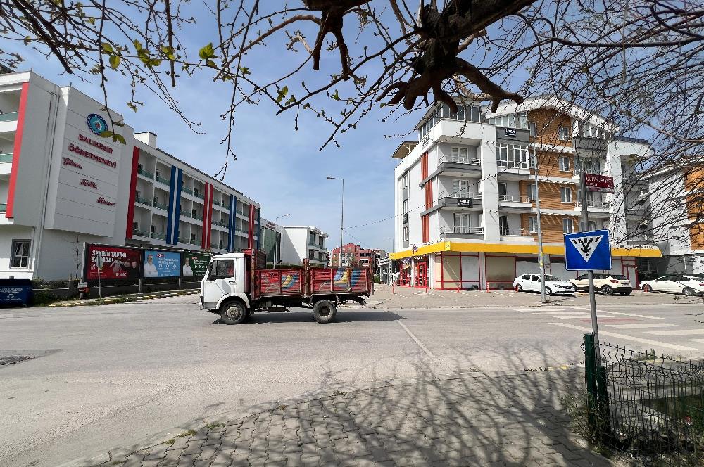 PLEVNE MAH ÖĞRETMEN EVİ KARŞISI SATILIK ARA KAT EŞYALI 1+1 DAİRE