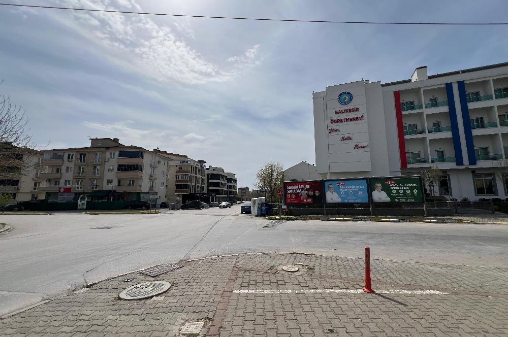 PLEVNE MAH ÖĞRETMEN EVİ KARŞISI SATILIK ARA KAT EŞYALI 1+1 DAİRE