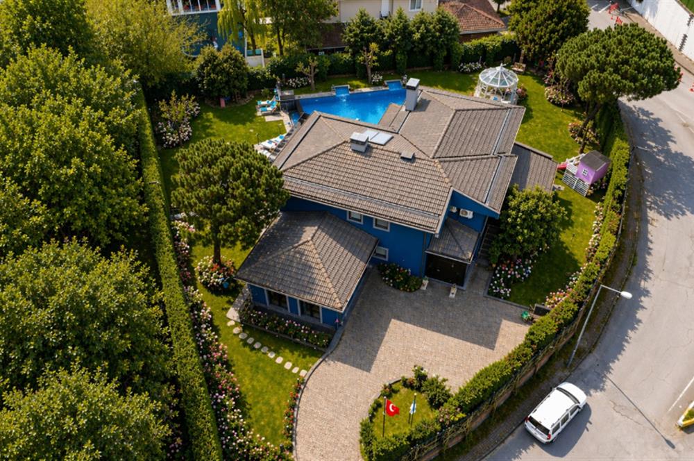 Zekeriyaköy Yaprak Mahallesi'nde Köşe Konumlu Satılık Konak 