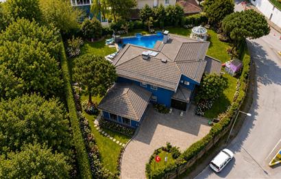 Zekeriyaköy Yaprak Mahallesi'nde Köşe Konumlu Satılık Konak 