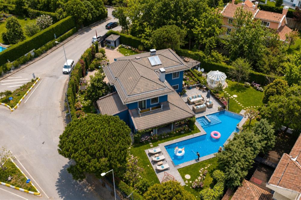 Zekeriyaköy Yaprak Mahallesi'nde Köşe Konumlu Satılık Konak 