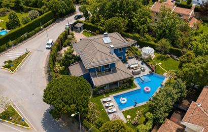 Zekeriyaköy Yaprak Mahallesi'nde Köşe Konumlu Satılık Konak 