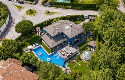 Zekeriyaköy Yaprak Mahallesi'nde Köşe Konumlu Satılık Konak 