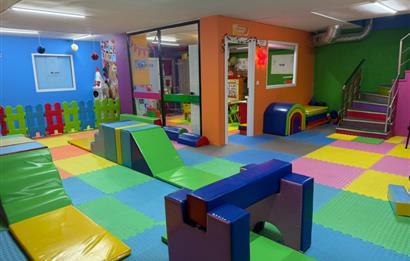 ÇAYIROVA'DA KÜLTÜR MERKEZİ KARŞISI 3 KATLI FIRSAT SATILIK DÜKKAN