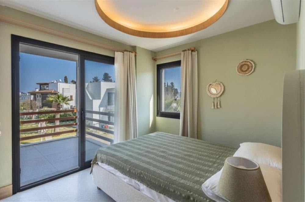 Türkbükü'nde Havuzlu Site İçinde Eşyalı Bahçe Dubleksi