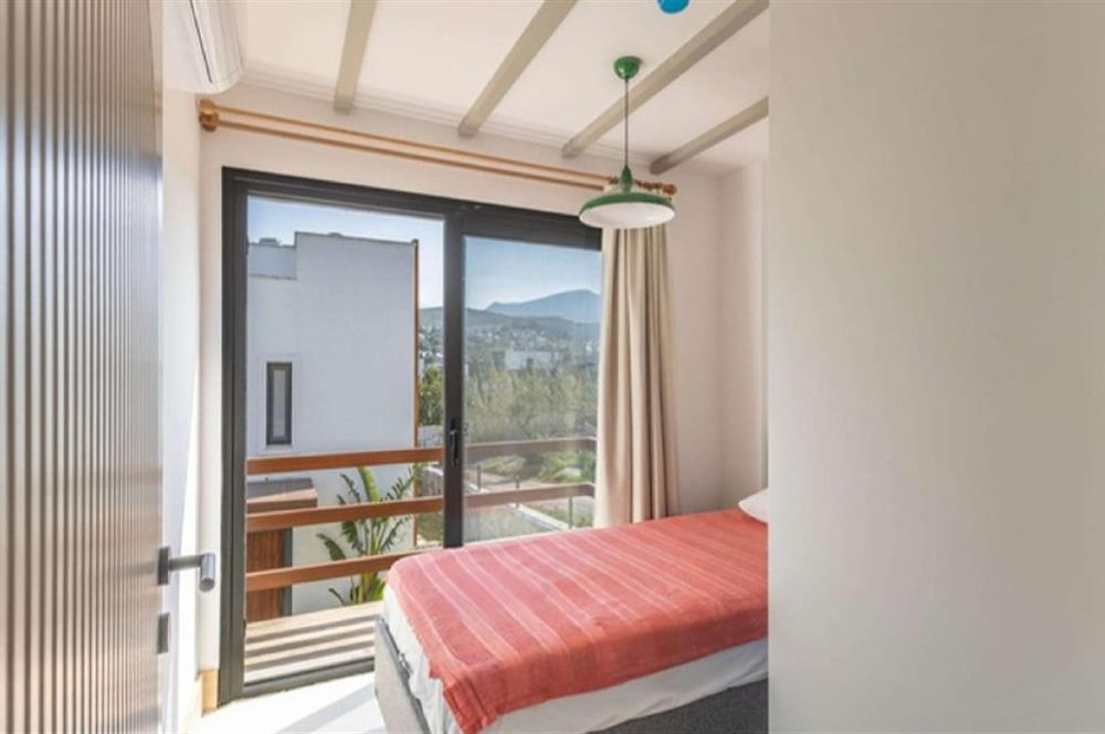 Türkbükü'nde Havuzlu Site İçinde Eşyalı Bahçe Dubleksi