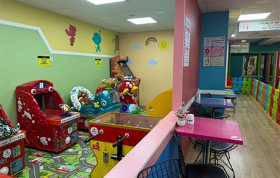 ÇAYIROVA'DA KÜLTÜR MERKEZİ KARŞISI 3 KATLI FIRSAT SATILIK DÜKKAN