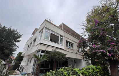 BÜYÜKADA'da YAZ DÖNEMİ AYLIK 2+1 98 M2 BAHÇE KATI KİRALIK DAİRE