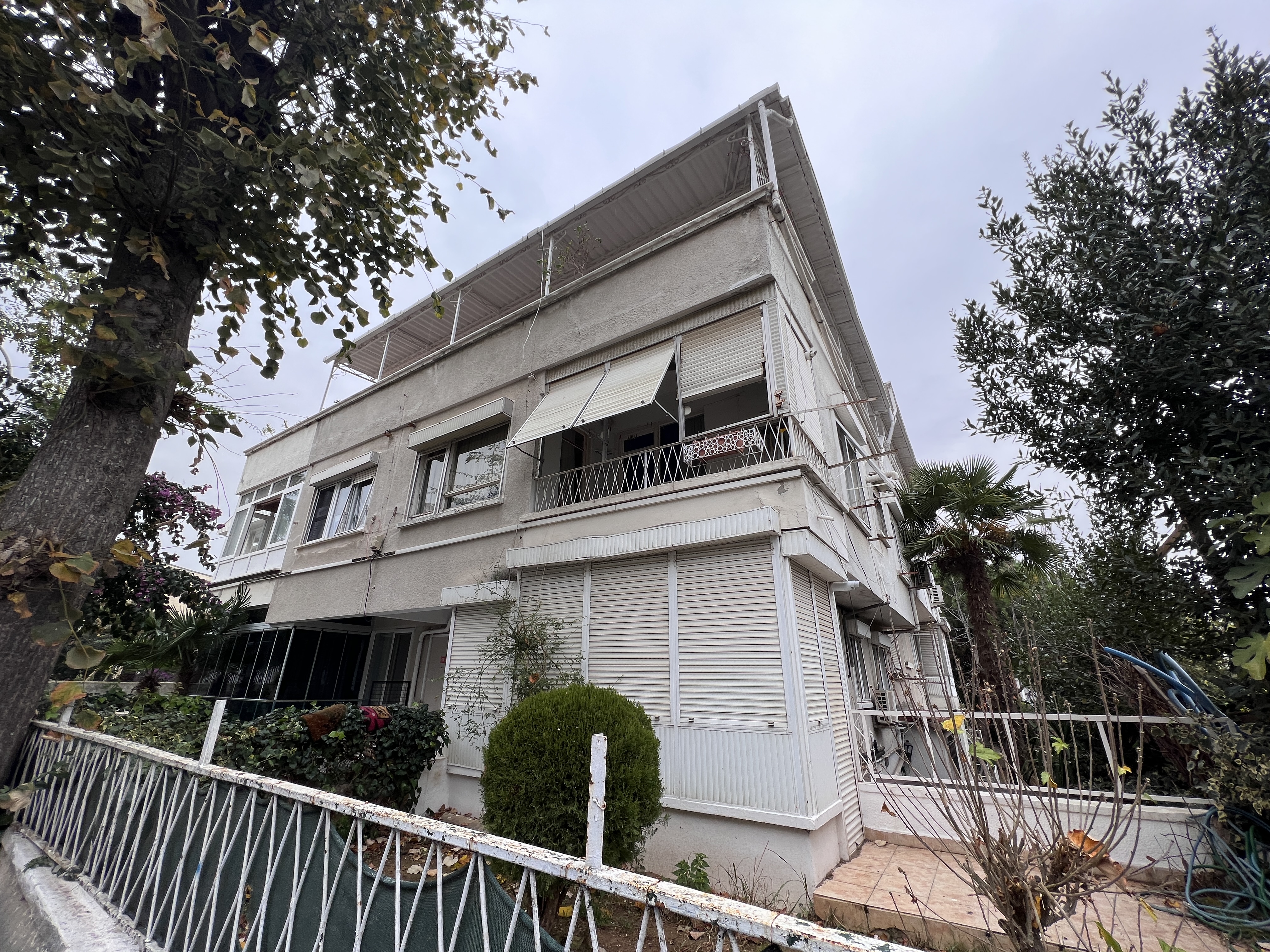 BÜYÜKADA'da YAZ DÖNEMİ AYLIK 2+1 98 M2 BAHÇE KATI KİRALIK DAİRE