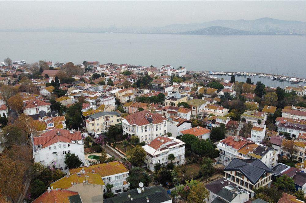 BÜYÜKADA'da YAZ DÖNEMİ AYLIK 2+1 98 M2 BAHÇE KATI KİRALIK DAİRE