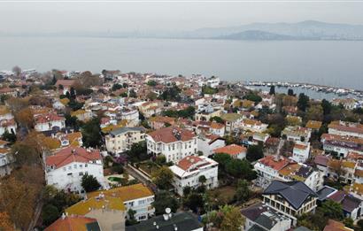 BÜYÜKADA'da YAZ DÖNEMİ AYLIK 2+1 98 M2 BAHÇE KATI KİRALIK DAİRE
