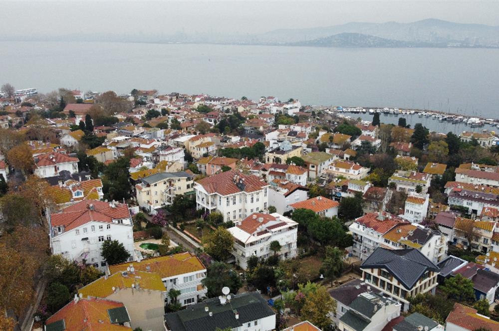 BÜYÜKADA'da YAZ DÖNEMİ AYLIK 2+1 98 M2 BAHÇE KATI KİRALIK DAİRE