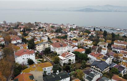 BÜYÜKADA'da YAZ DÖNEMİ AYLIK 2+1 98 M2 BAHÇE KATI KİRALIK DAİRE