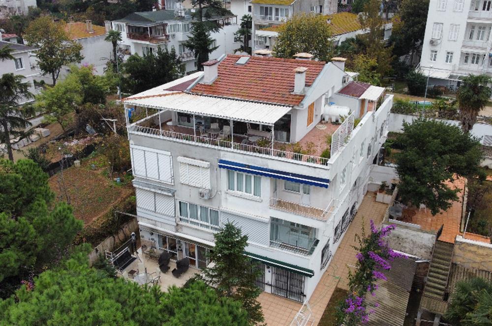 BÜYÜKADA'da YAZ DÖNEMİ AYLIK 2+1 98 M2 BAHÇE KATI KİRALIK DAİRE