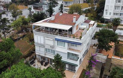 BÜYÜKADA'da YAZ DÖNEMİ AYLIK 2+1 98 M2 BAHÇE KATI KİRALIK DAİRE