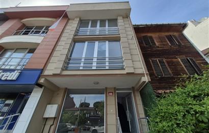 KOŞUYOLU CADDESİNDE NET 400 M2 OTOPARKLI BAHÇELİ KOMPLE BİNA