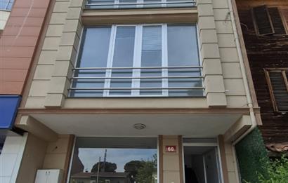 KOŞUYOLU CADDESİNDE NET 400 M2 OTOPARKLI BAHÇELİ KOMPLE BİNA