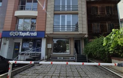 KOŞUYOLU CADDESİNDE NET 400 M2 OTOPARKLI BAHÇELİ KOMPLE BİNA