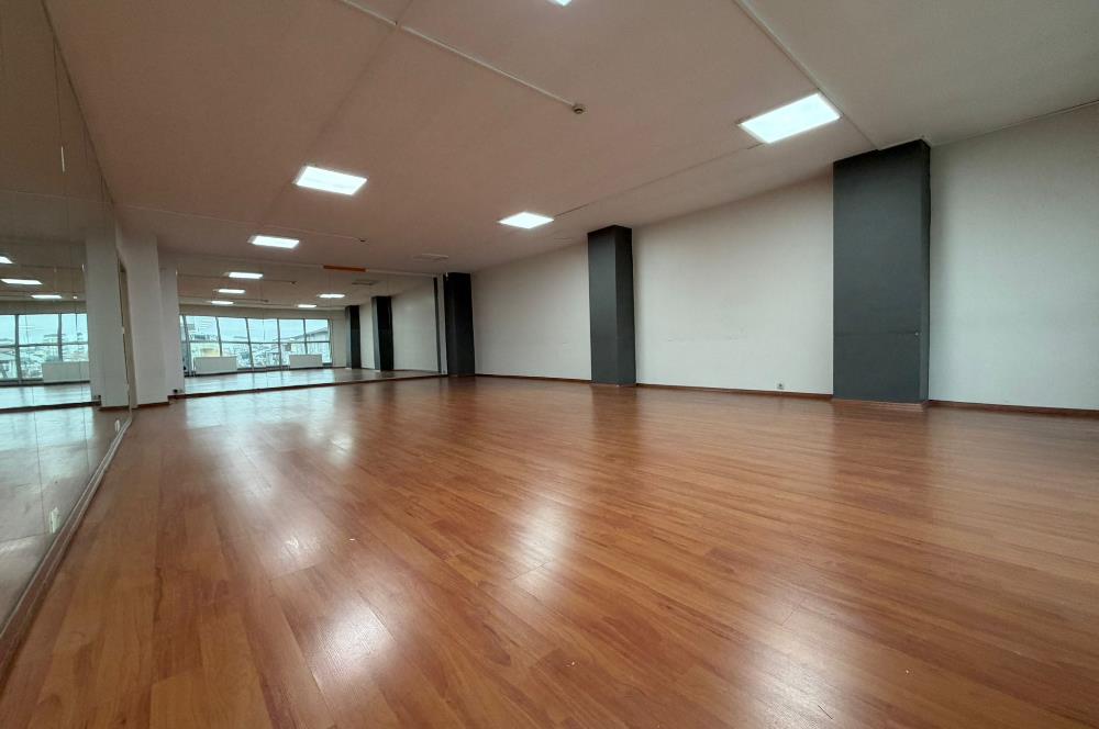 Çekmeköy Şahinbey caddesinde Kiralık 750 m² Plaza Katı ve Ofis