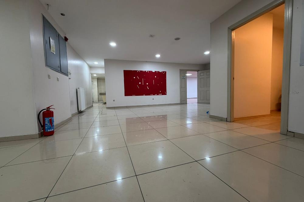 Çekmeköy Şahinbey caddesinde Kiralık 750 m² Plaza Katı ve Ofis