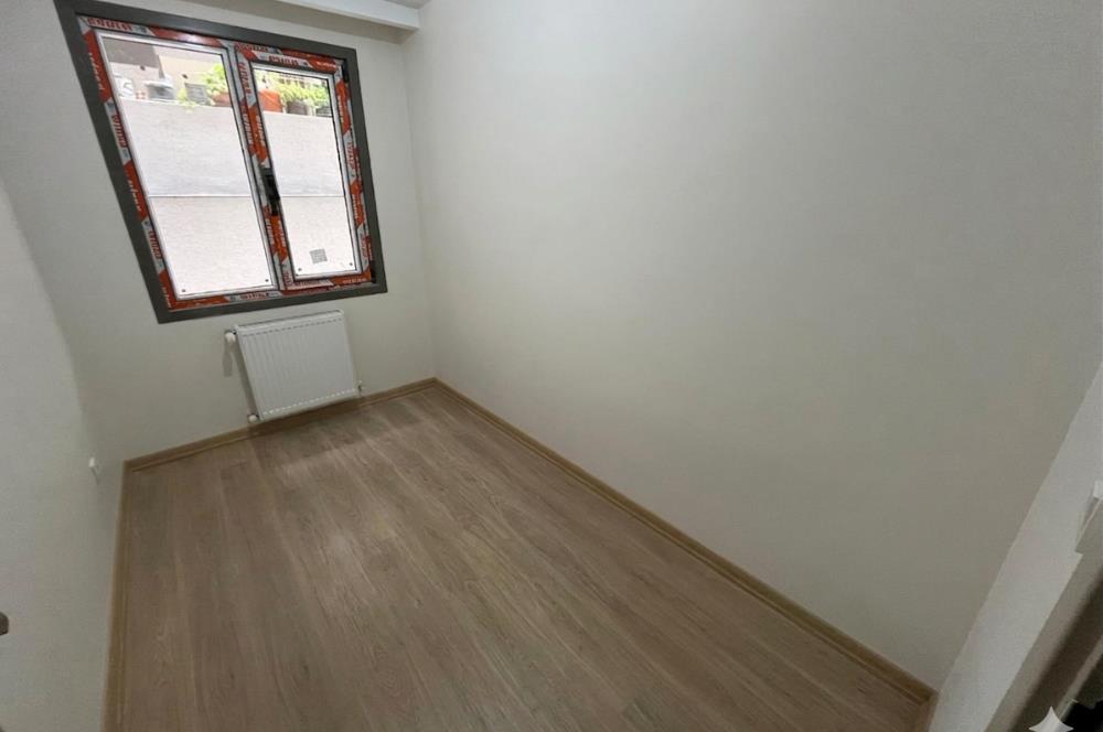 KÜÇÜKYALIDA SIFIR BİNADA TERASLI, AYRI MUTFAKLI LÜKS 2+1!