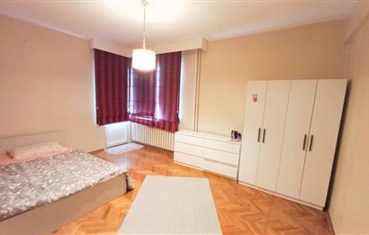 ŞENESENEVLERİN EN GÜZEL SOKAĞINDA 3+1 ARA KAT OTOPARKLI DAİRE