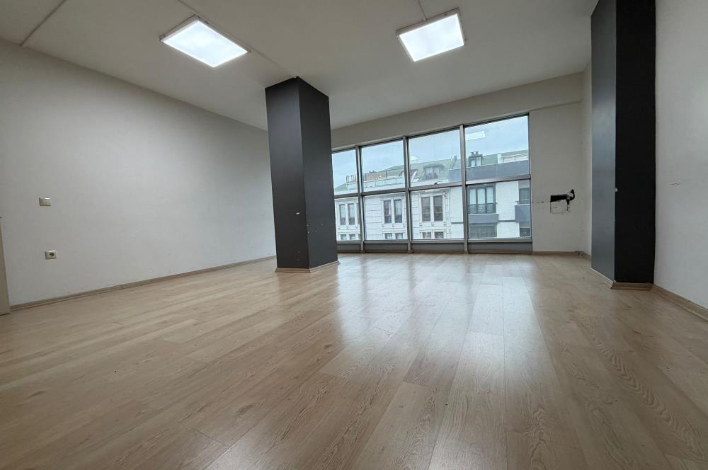 Çekmeköy Şahinbey caddesinde Kiralık 750 m² Plaza Katı ve Ofis