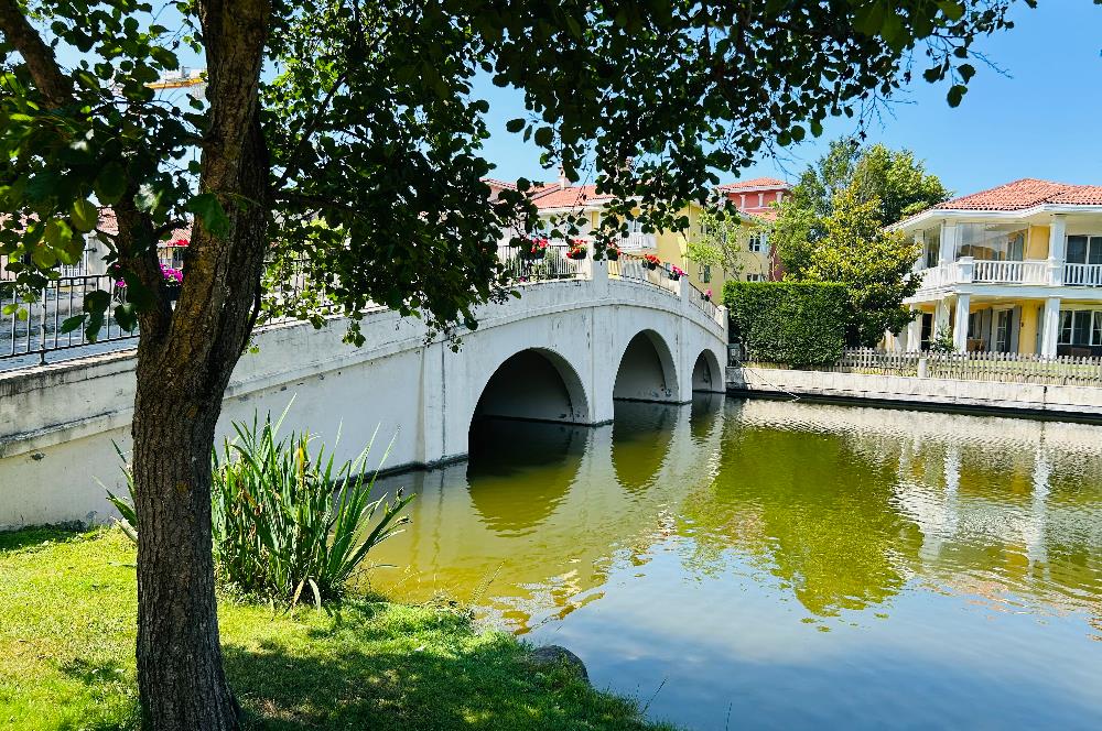 İSTANBUL İSTANBUL EVLERİ GÖL ÖNÜ 6+1 ŞEREFİYELİ TOWNHOUSE VİLLA