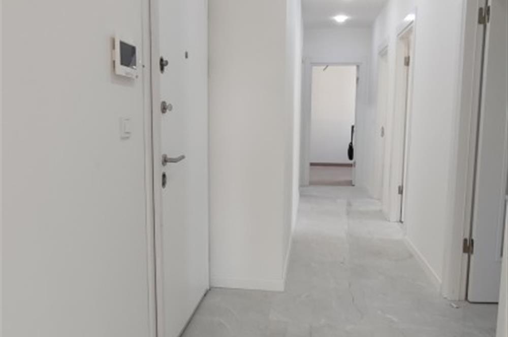 ERENKÖY DE KLİMALI GİYİNME ODALI HAVUZ GÖREN GÜNEY SIFIR 3+1