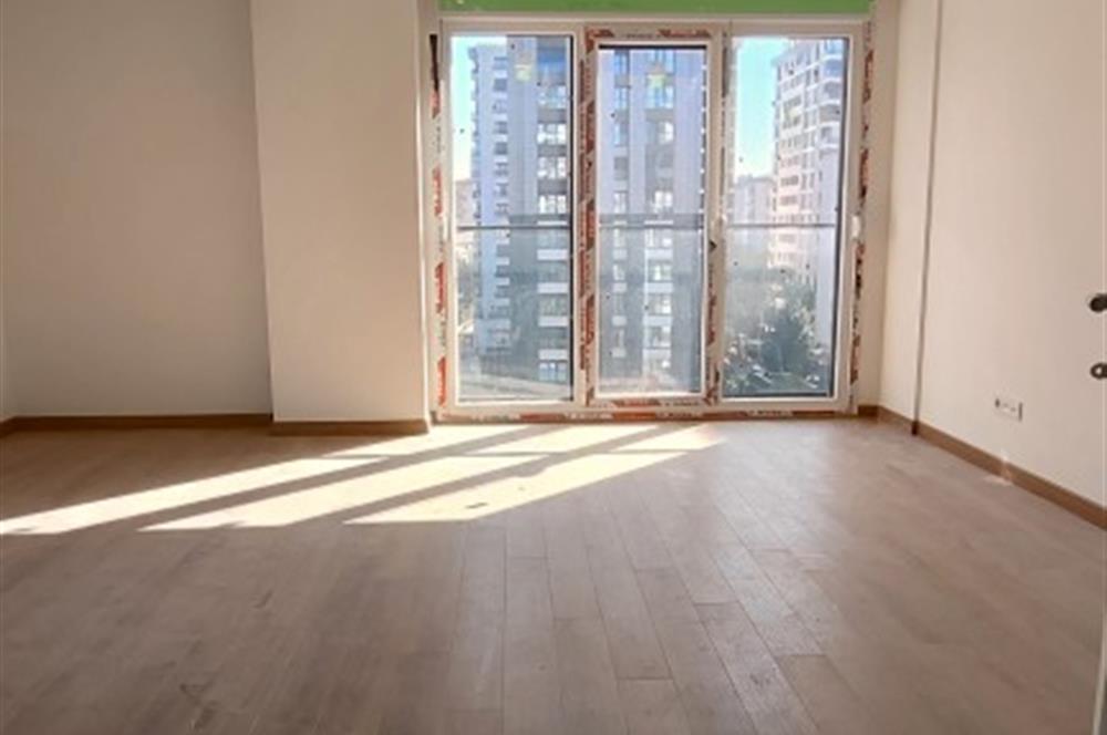 ERENKÖY DE KLİMALI GİYİNME ODALI HAVUZ GÖREN GÜNEY SIFIR 3+1