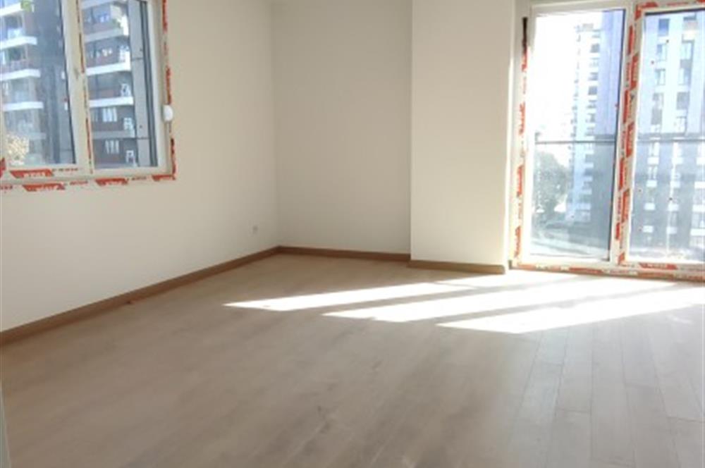 ERENKÖY DE KLİMALI GİYİNME ODALI HAVUZ GÖREN GÜNEY SIFIR 3+1