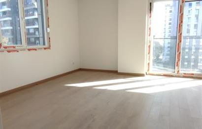 ERENKÖY DE KLİMALI GİYİNME ODALI HAVUZ GÖREN GÜNEY SIFIR 3+1