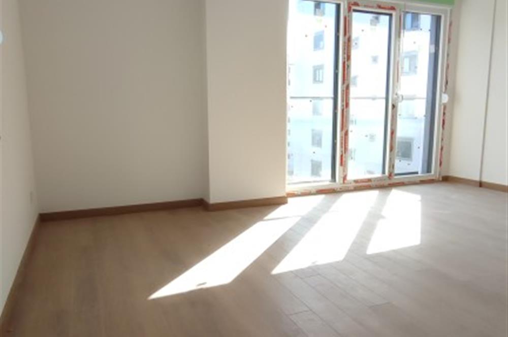 ERENKÖY DE KLİMALI GİYİNME ODALI HAVUZ GÖREN GÜNEY SIFIR 3+1