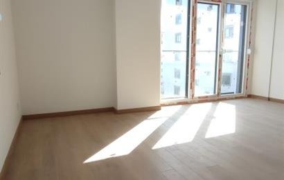 ERENKÖY DE KLİMALI GİYİNME ODALI HAVUZ GÖREN GÜNEY SIFIR 3+1