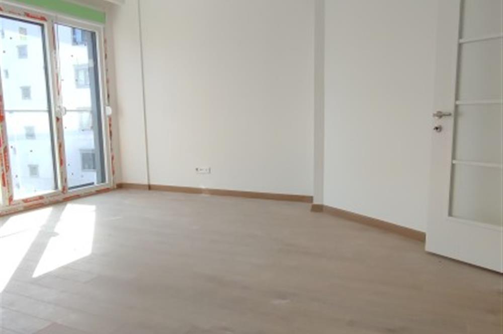 ERENKÖY DE KLİMALI GİYİNME ODALI HAVUZ GÖREN GÜNEY SIFIR 3+1