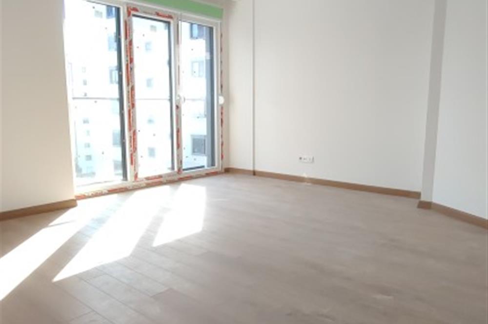 ERENKÖY DE KLİMALI GİYİNME ODALI HAVUZ GÖREN GÜNEY SIFIR 3+1