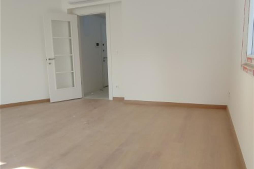 ERENKÖY DE KLİMALI GİYİNME ODALI HAVUZ GÖREN GÜNEY SIFIR 3+1