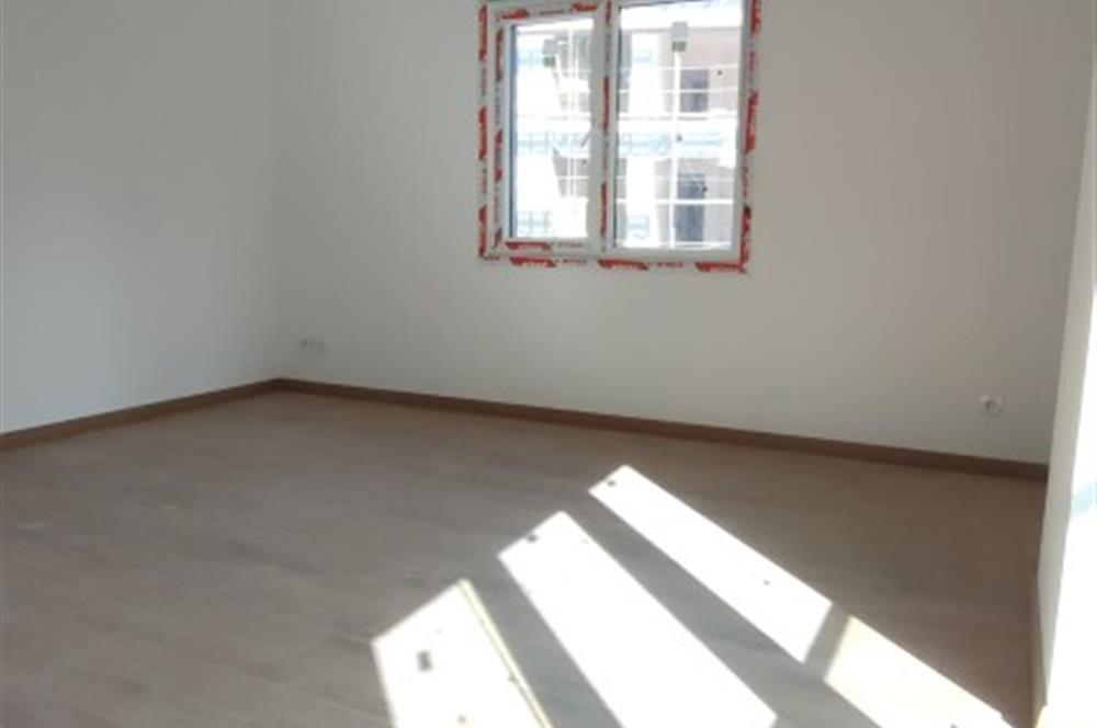 ERENKÖY DE KLİMALI GİYİNME ODALI HAVUZ GÖREN GÜNEY SIFIR 3+1