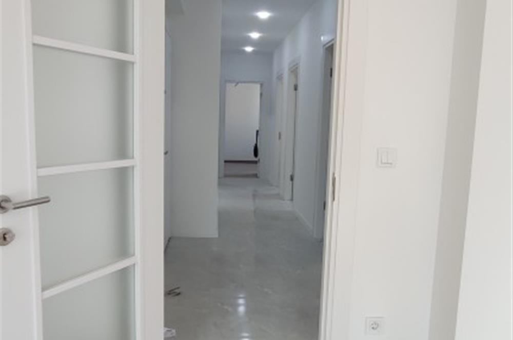 ERENKÖY DE KLİMALI GİYİNME ODALI HAVUZ GÖREN GÜNEY SIFIR 3+1