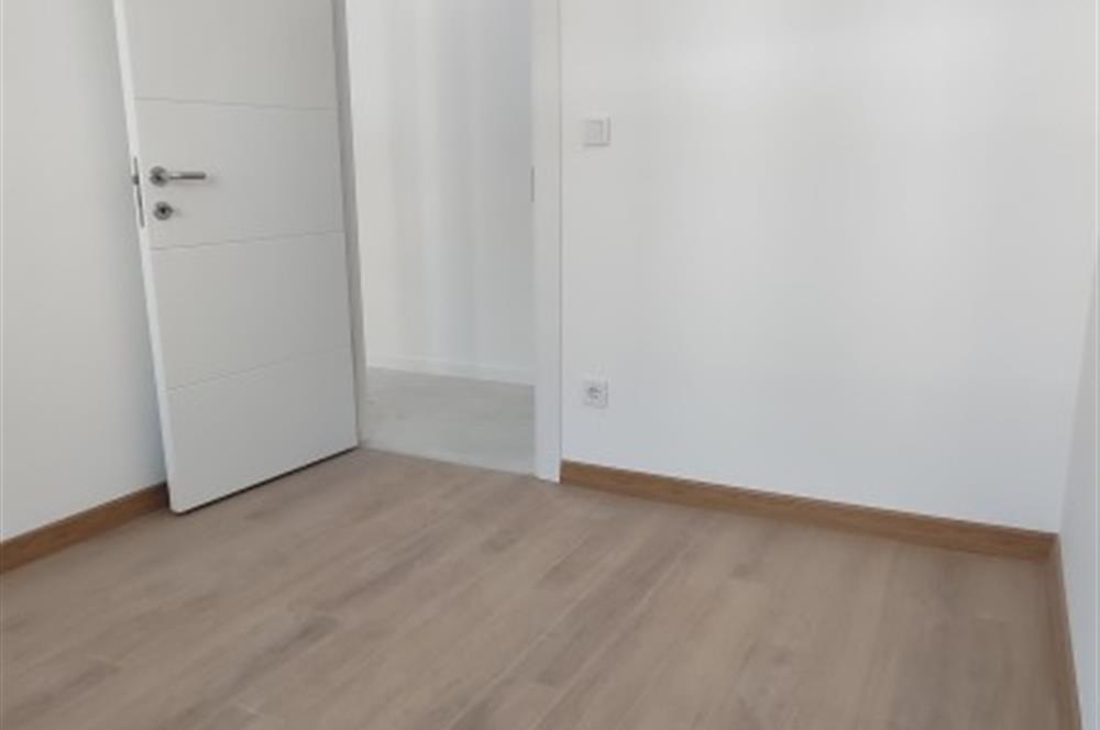 ERENKÖY DE KLİMALI GİYİNME ODALI HAVUZ GÖREN GÜNEY SIFIR 3+1