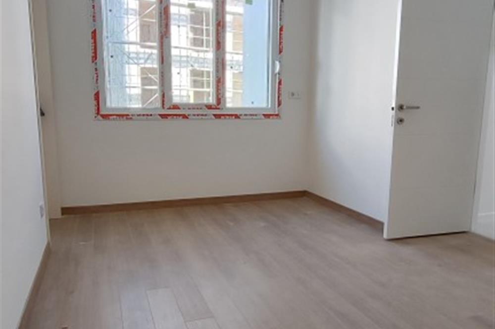 ERENKÖY DE KLİMALI GİYİNME ODALI HAVUZ GÖREN GÜNEY SIFIR 3+1