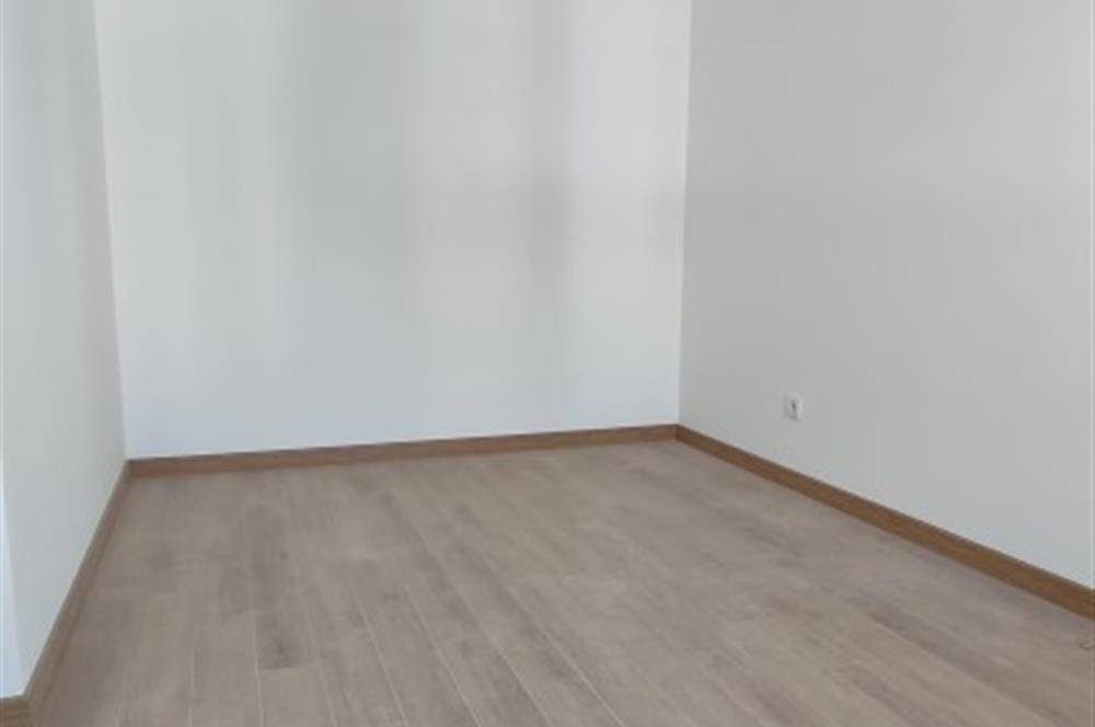 ERENKÖY DE KLİMALI GİYİNME ODALI HAVUZ GÖREN GÜNEY SIFIR 3+1